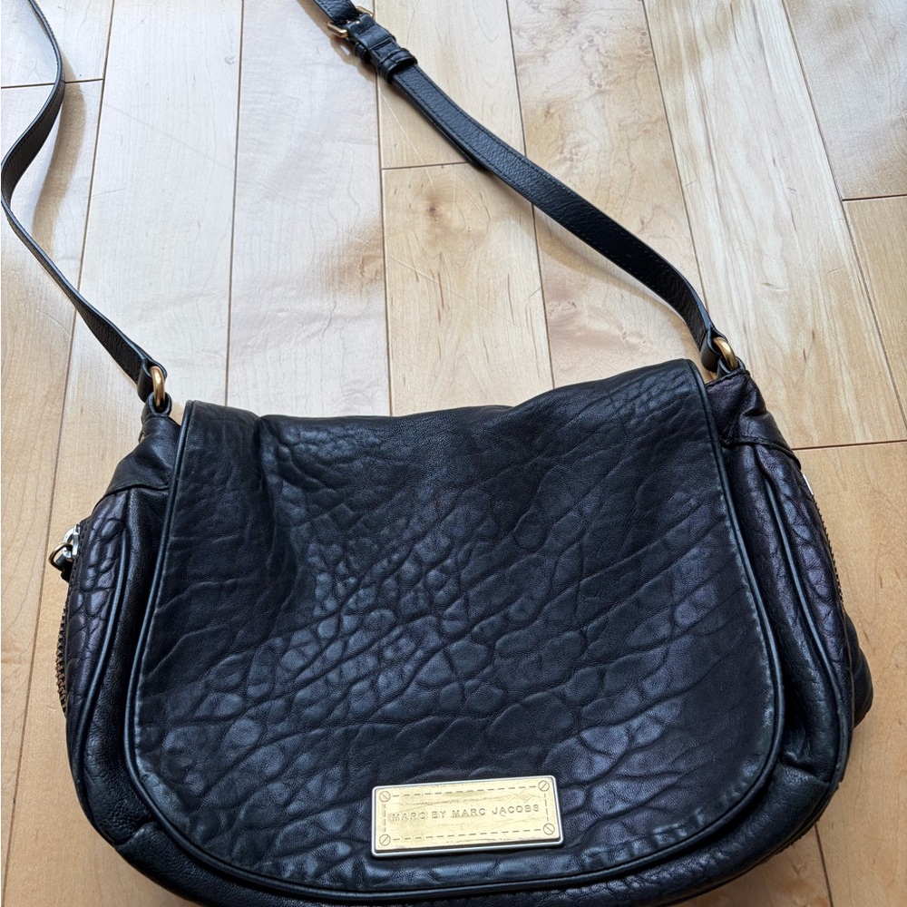 Marc Jacobs Black Textured Leather Crossbody Bag with Gold Plaque